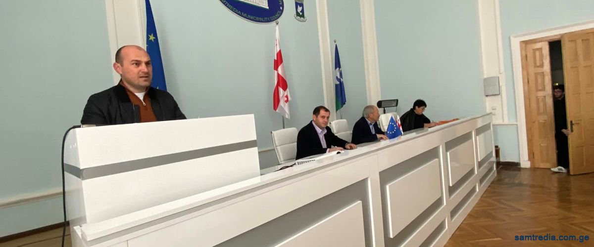 მუნიციპალიტეტის საკრებულოს სხდომას საკრებულოს თავმჯდომარე ნუგზარ ჯამბურია უძღვებოდა