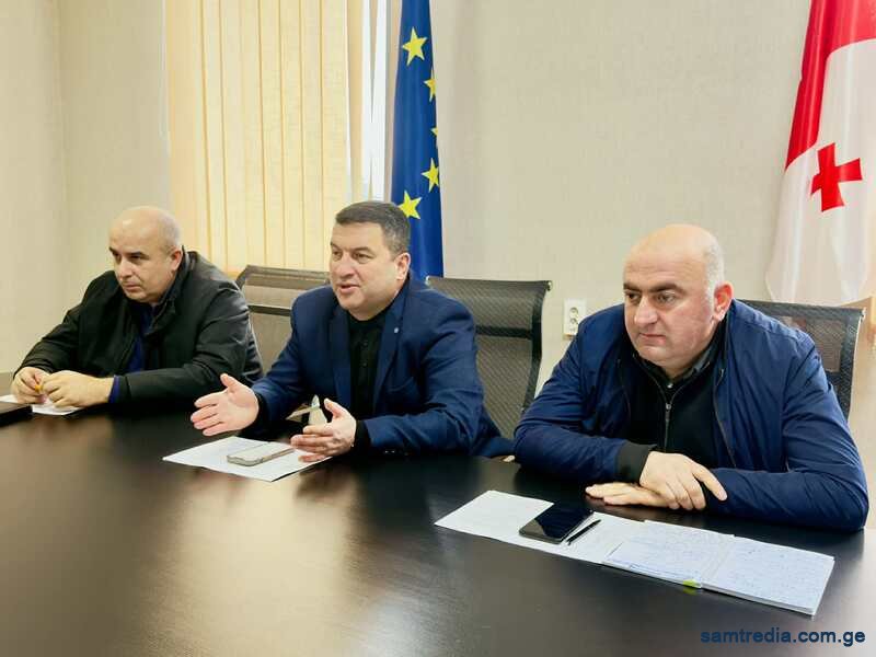 დავით ბახტაძემ  მერიის სამსახურების უფროსებთან და ადმინისტრაციულ ერთეულებში მერის წარმომადგენლებთან სამუშაო შეხვედრა გამართა
