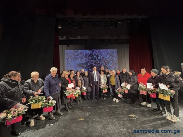 მუნიციპალიტეტის მერმა დავით ბახტაძემ გამწვანებისა და კეთილმოწყობის გაერთიანებისა და კომუნალური გაერთიანების მეეზოვე ქალბატონები დააჯილდოვა.