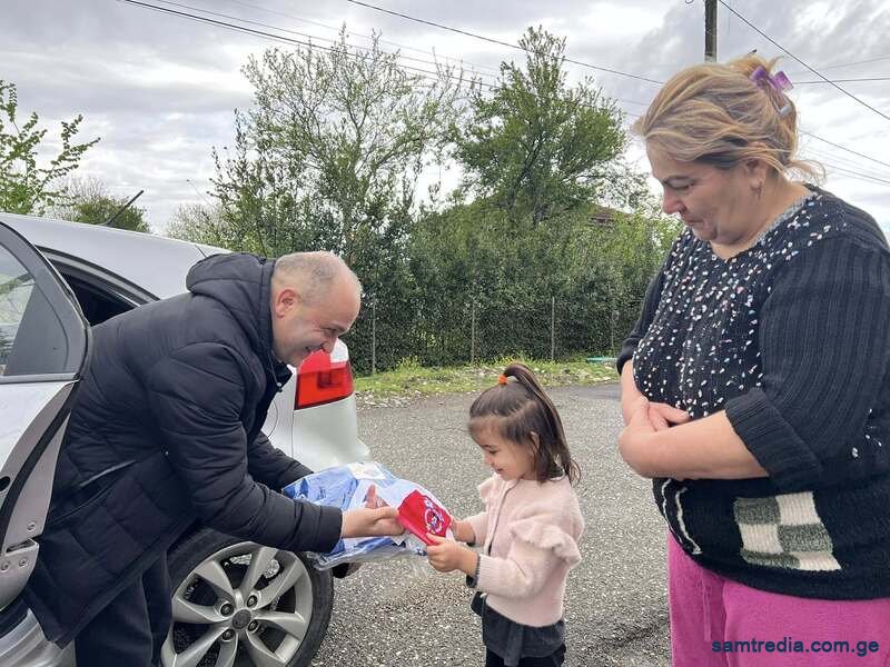 სისხლის ბანკის დირექტორმა  სამტრედიაში მცხოვრები 5 სოციალური სტატუსის მქონე ოჯახი მოინახულა და სააღდგომო ნუგბარი გადასცა.