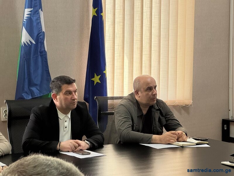 სამტრედიაში, მუნიციპალიტეტის მერიაში, მერის დავით ბახტაძის ხელმძღვანელობით, სამუშაო შეხვედრა გაიმართა.