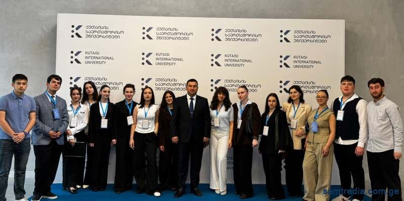 სამტრედიის მუნიციპალიტეტის მერი დავით ბახტაძე და სამტრედიელი ახალგაზრდები პროექტის — „გაეროს მოდელირება“ — გახსნის ღონისძიებას დაესწრნენ